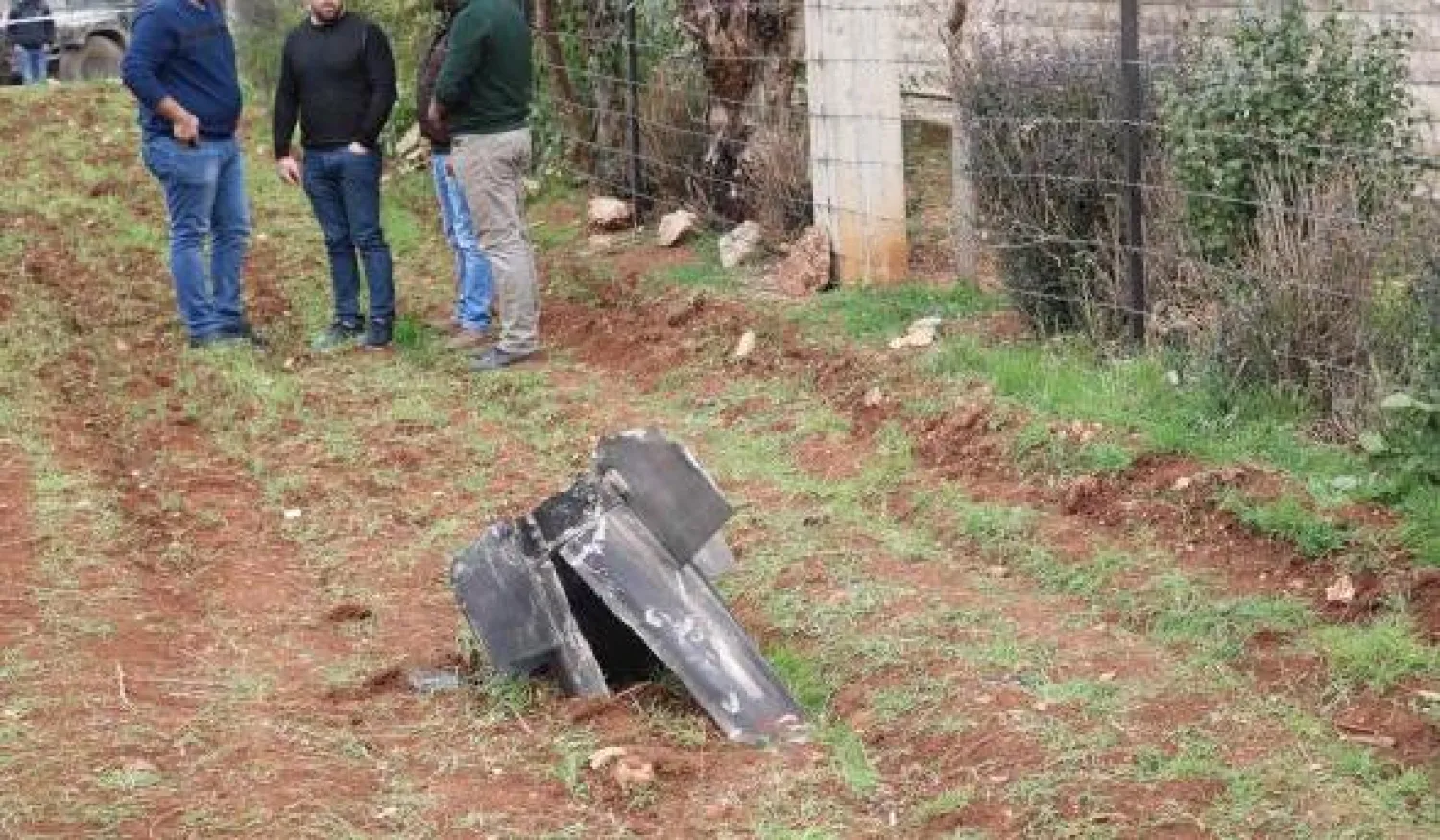 بقايا صاروخ في سهل بلدة سرعين البقاعية اللبنانية (أ.ف.ب)