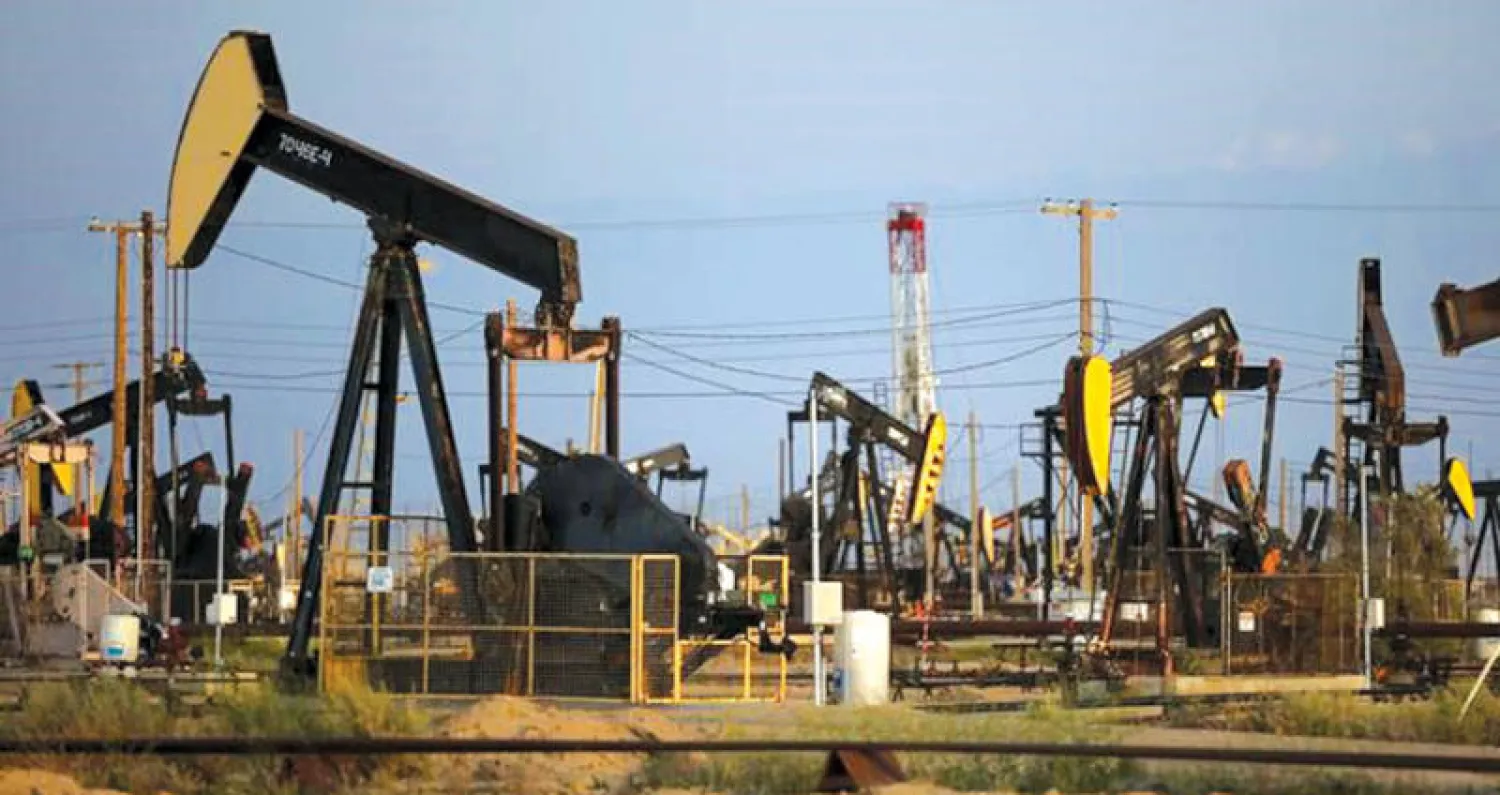 منصات حفر في حقل نفط أميركي (رويترز)