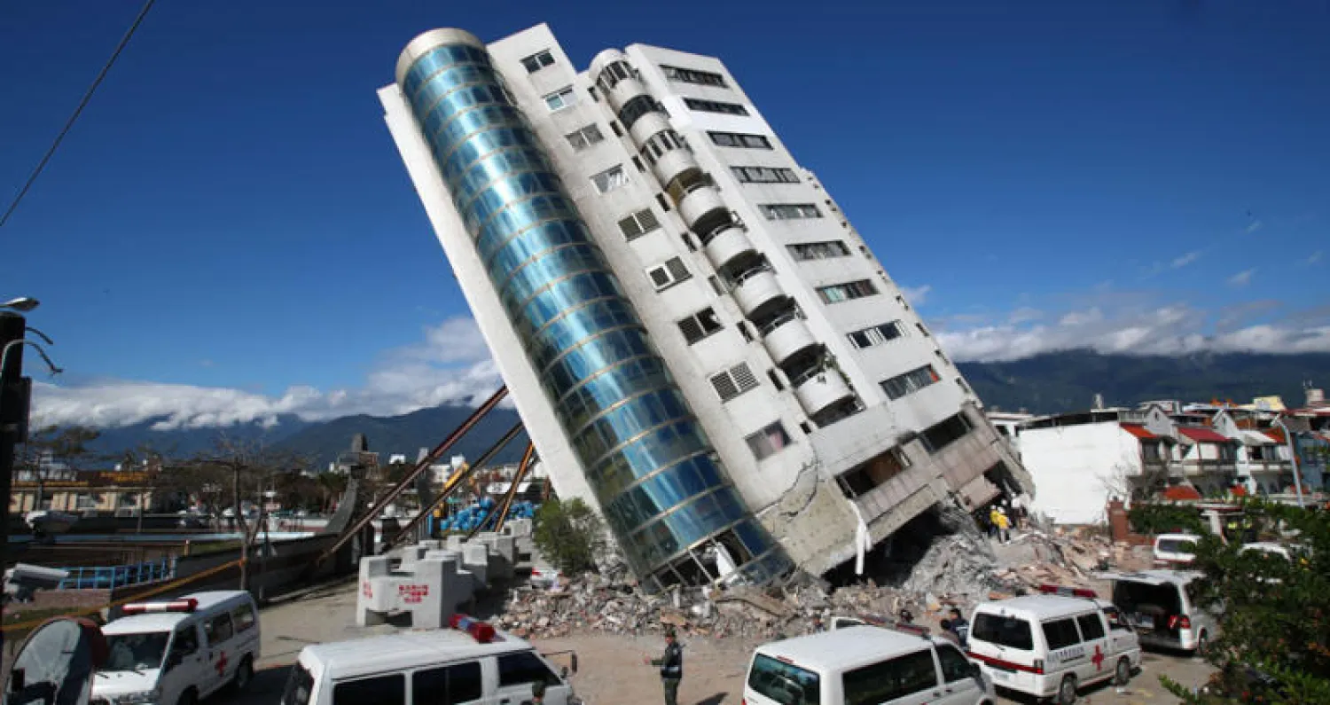 العمارة المائلة التي عثر بها على 3 جثث لأفراد من أسرة صينية كانت في زيارة لتايوان (إ.ب.أ)