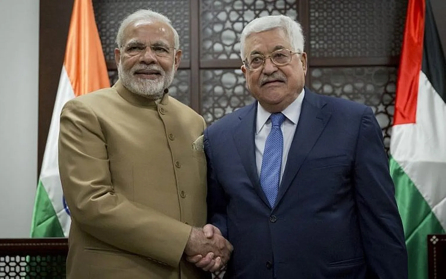 Palestinian Authority President Mahmud Abbas (R) and India's Prime Minister Narendra Modi pose for a picture, during the latter's visit to the West Bank city of Ramallah on February 10, 2018. (AFP Photo/AP/Nasser Nasser)
