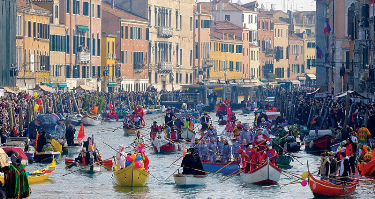 جانب من مهرجان البندقية... مواكب تجوب القنال الكبير (رويترز)