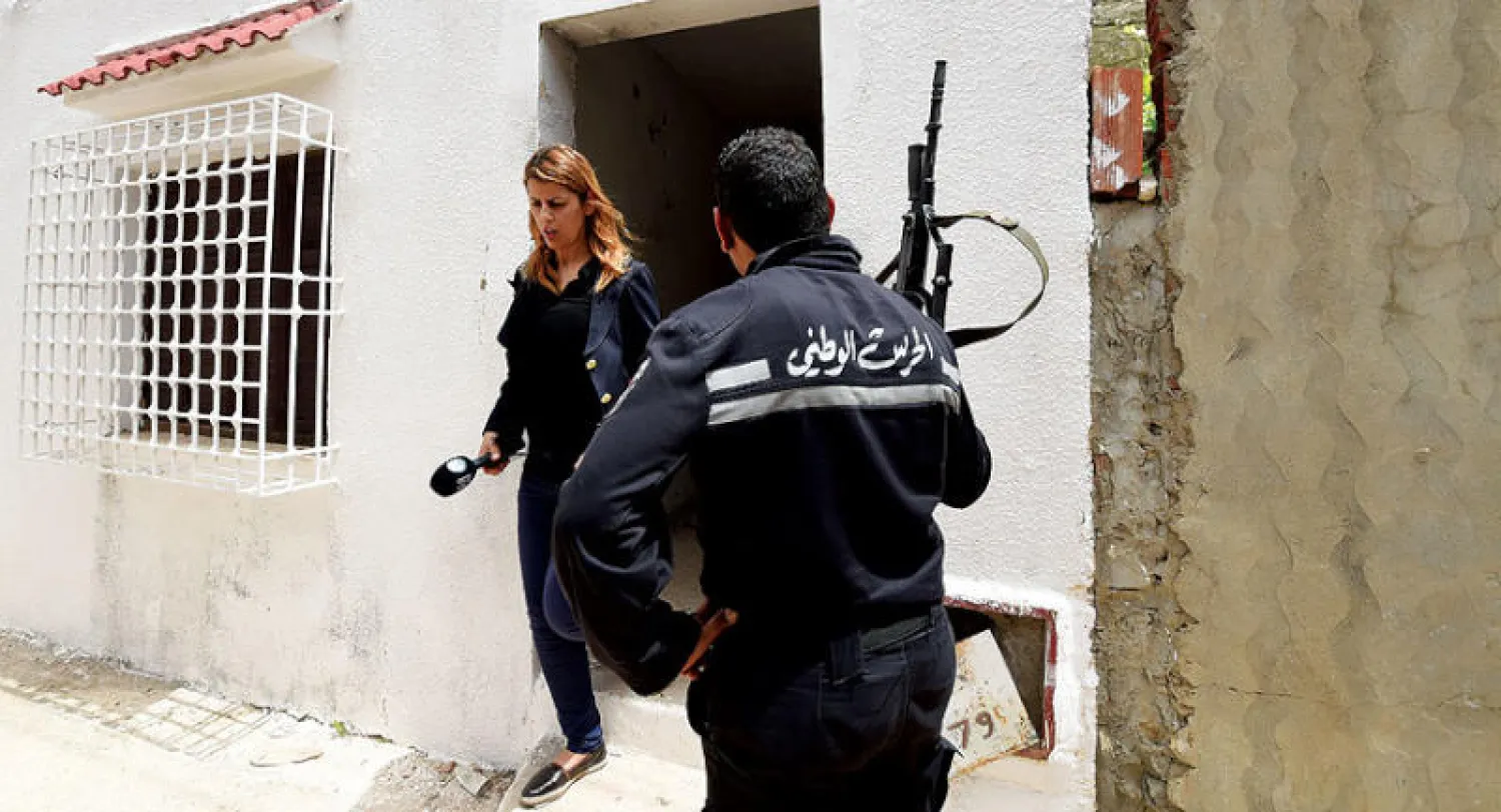 الإعلاميون يطالبون بحقهم في تغطية الأحداث من دون رتوش في حين  ترى المؤسستان العسكرية والأمنية أن خطوطاً حمراء لا بد من احترامها (غيتي)