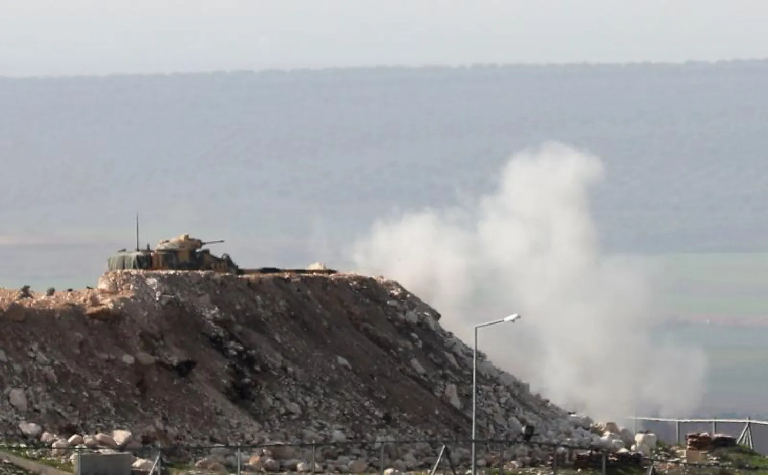 دبابة تركية تقصف مواقع للأكراد شمال سوريا (أ.ف.ب)