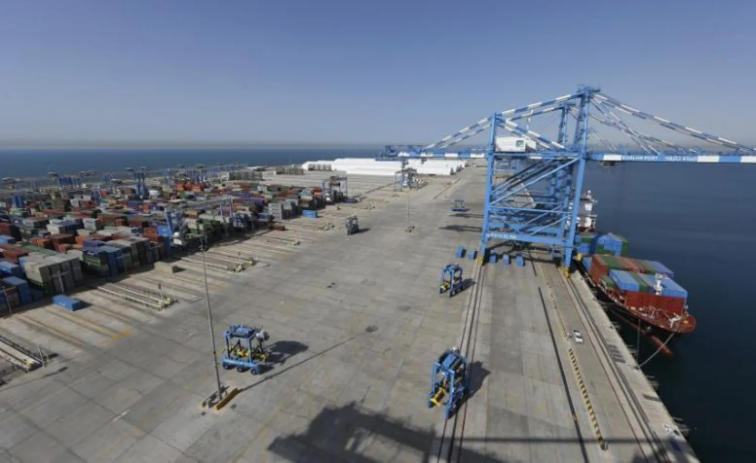 مدينة خليفة الصناعية بأبوظبي (كيزاد) (رويترز)