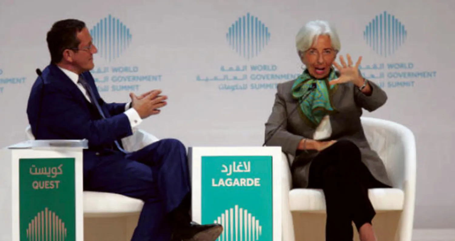 لاغارد والإعلامي الاقتصادي ريتشارد كويست خلال جلسة في القمة العالمية للحكومات في دبي أمس (رويترز)