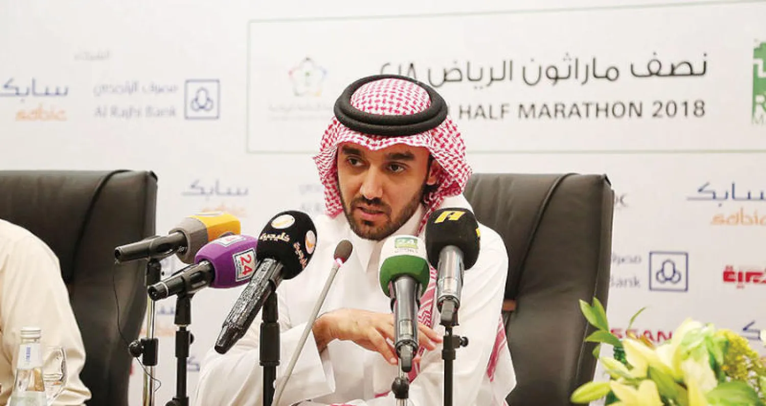 الأمير عبد العزيز بن تركي خلال المؤتمر الصحافي أمس («الشرق الأوسط»)