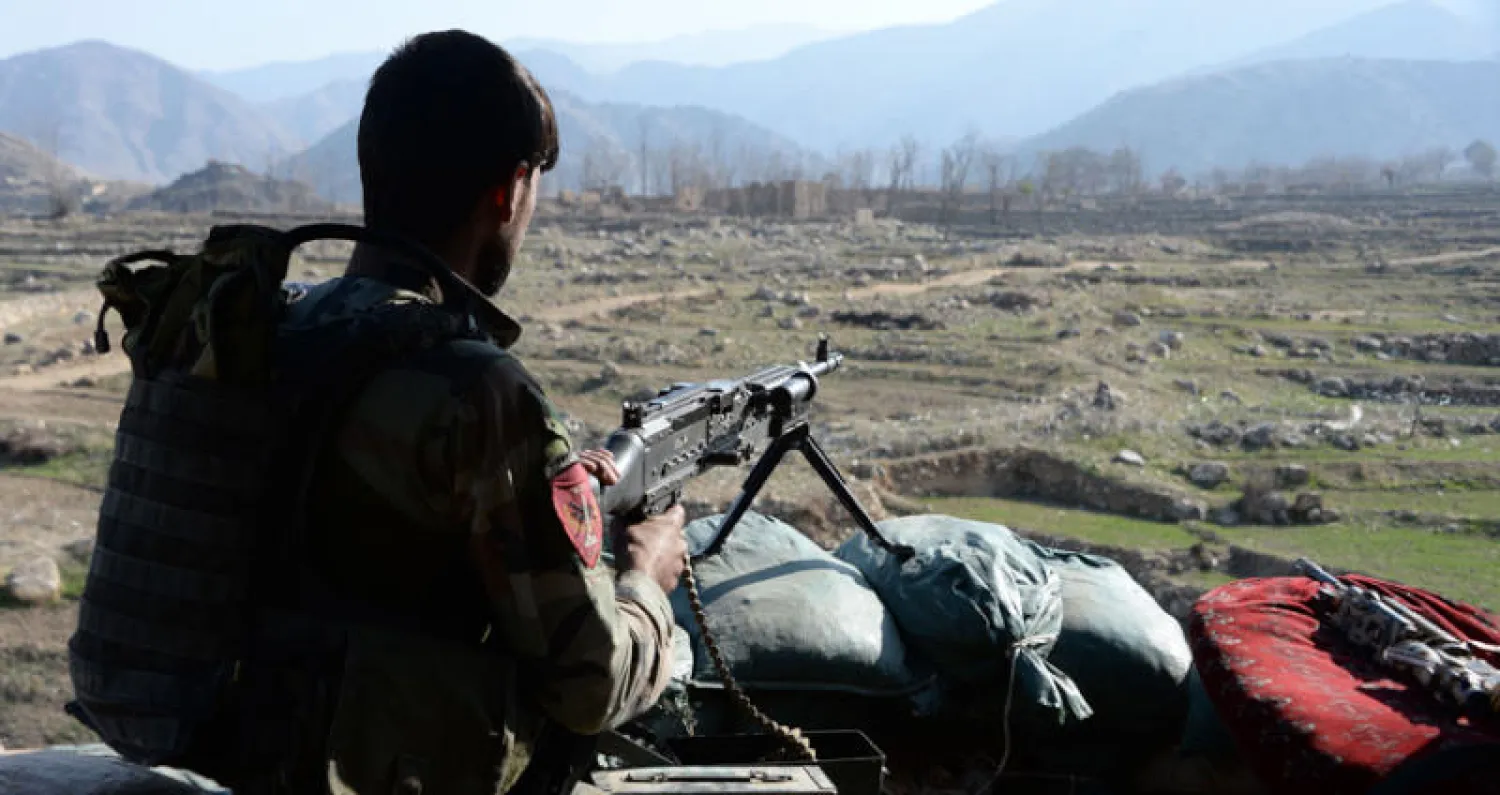 جندي أفغاني على الخطوط الأمامية خلال مناورات عسكرية مشتركة مع القوات الأميركية ضد عناصر تنظيم داعش في ننجرهار شرق أفغانستان (أ.ف.ب)