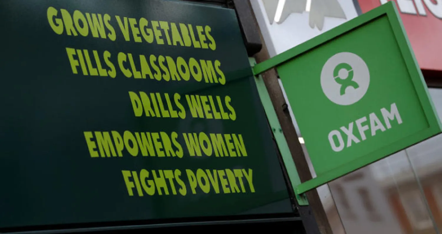 لافتة أمام أحد فروع المنظمة في لندن تعلن أعمالها الخيرية في مكافحة الفقر والمساعدة في حفر الآبار الارتوازية وتحسين أوضاع النساء (رويترز)