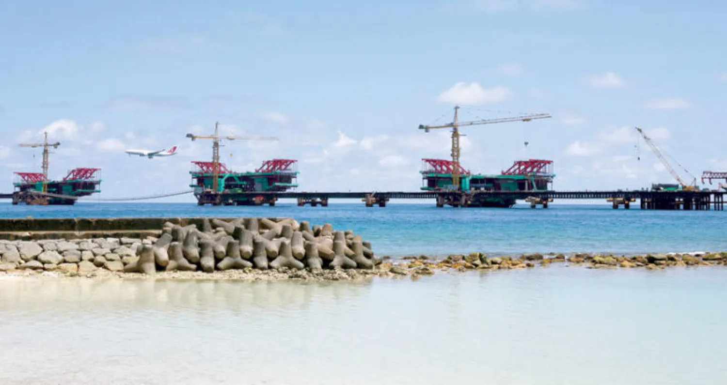 تستثمر الصين مبالغ كبيرة في البنية التحتية والمشروعات مثل بناء «جسر الصداقة} الذي يربط بين العاصمة ماليه وجزيرة هولهولي لزيادة نفوذها (أ.ف.ب)