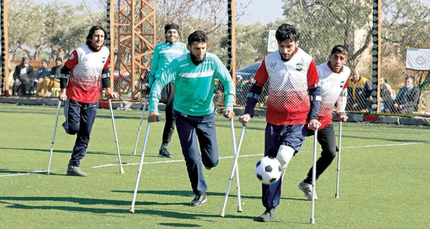 سوريون بترت إحدى سيقانهم بسبب الحرب يلعبون كرة القدم في محافظة إدلب (أ.ف.ب)