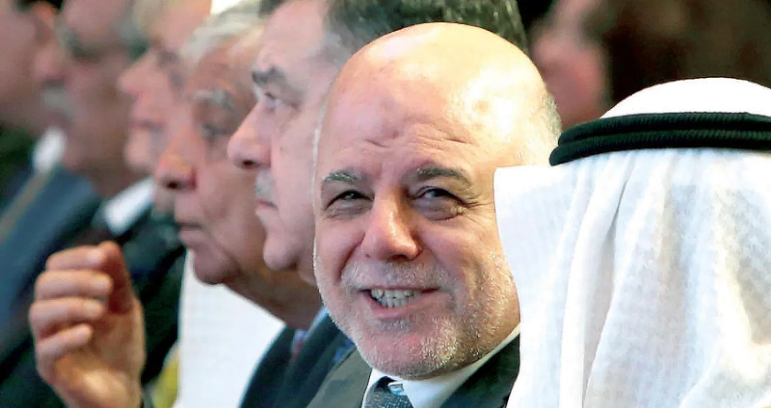 العبادي خلال مشاركته في إحدى جلسات مؤتمر إعادة إعمار العراق في الكويت أمس (أ.ف.ب)