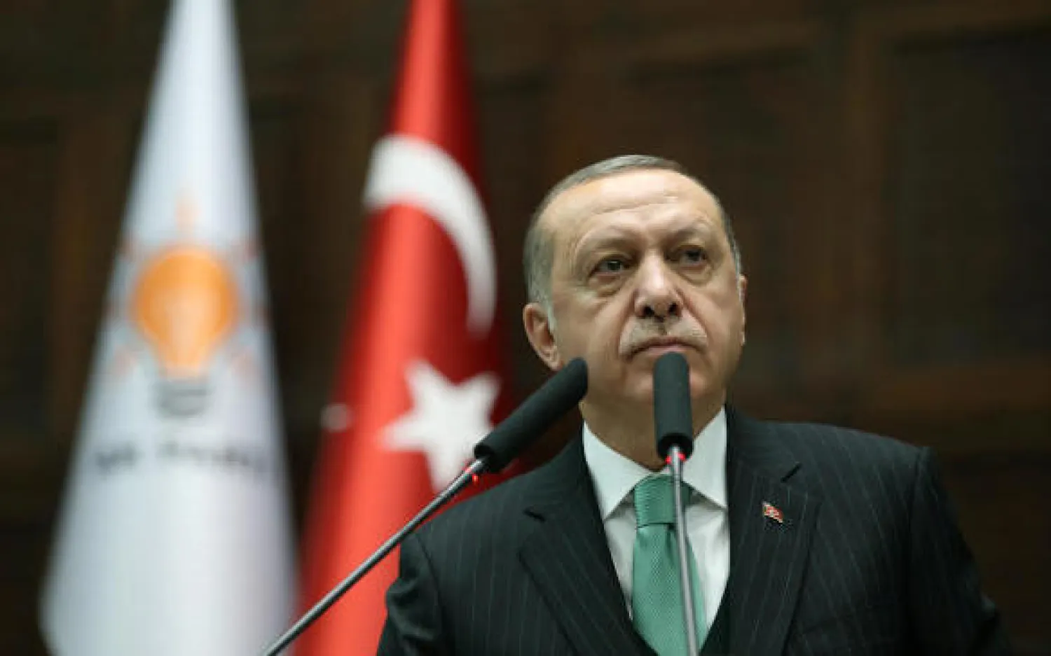 الرئيس التركي رجب طيب إردوغان يتحدث لأعضاء حزب العدالة والتنمية الحاكم (رويترز)