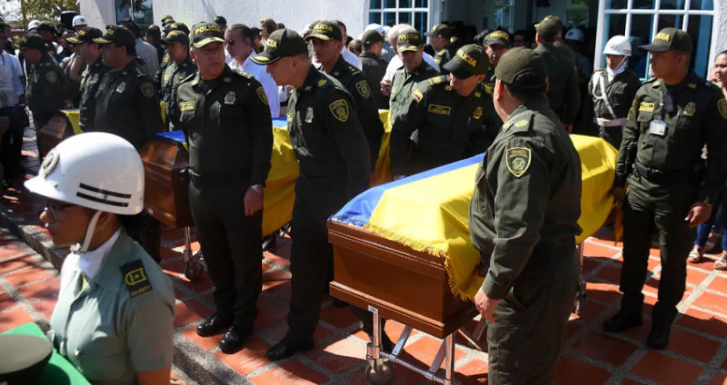 قوات الشرطة الكولومبية تحيط بعدد من الجنود قتلوا في مناوشات مع جيش التحرير الوطني المتمرد (إ.ب.أ)