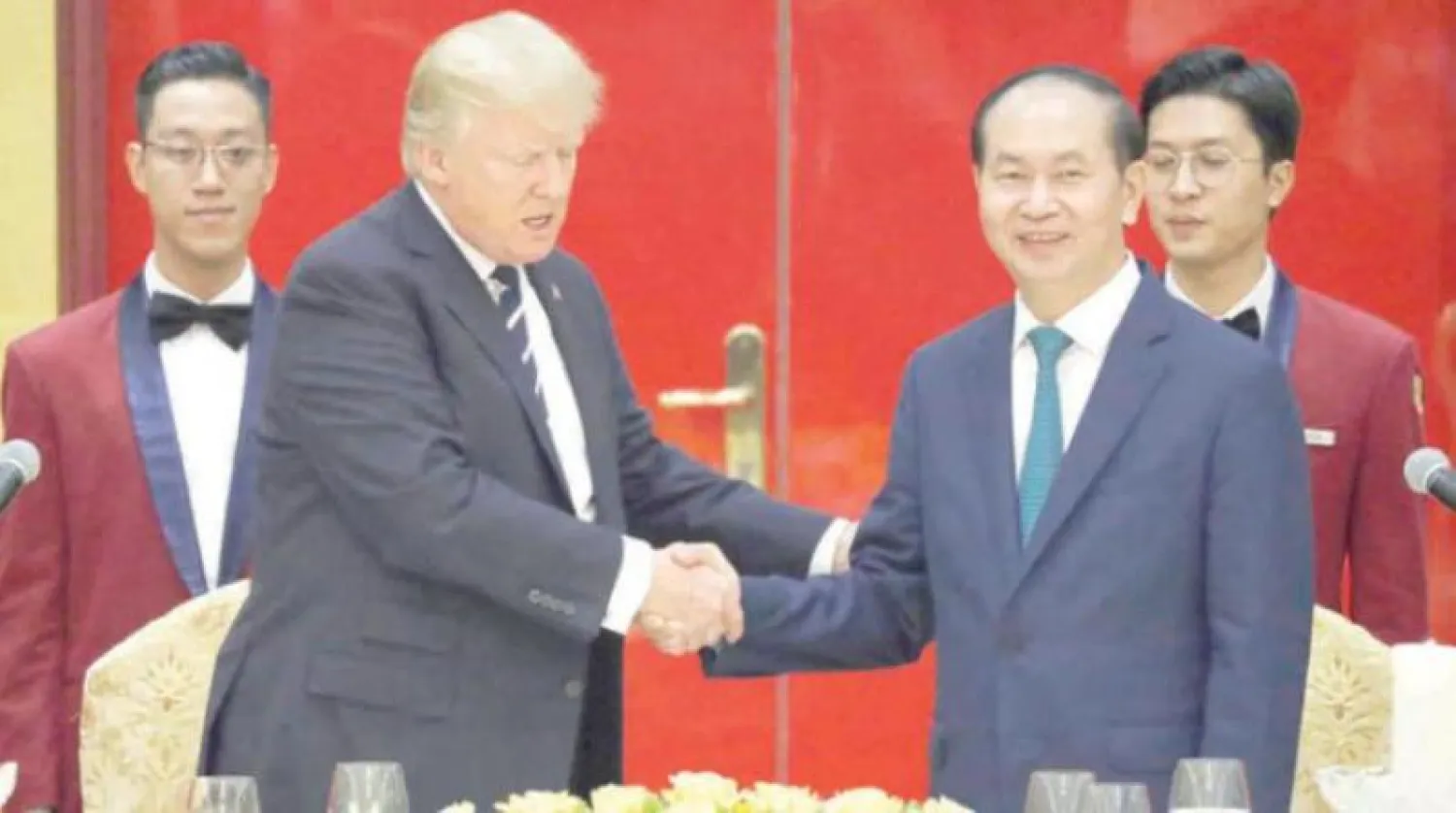 الرئيس الفيتنامي تران داي كوانغ ونظيره الأميركي دونالد ترمب خلال زيارة الأخير لهانوي في نوفمبر الماضي (رويترز)