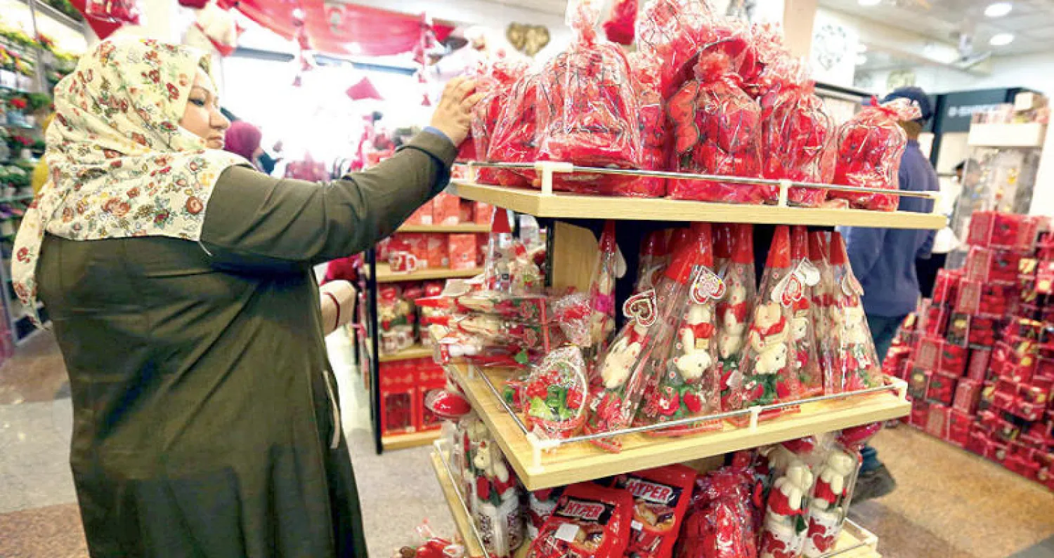 ألوان يوم الحب صبغت محلات بغداد (إ.ب.أ)