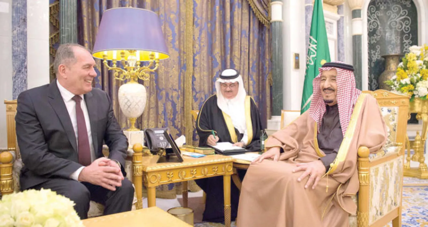 الملك سلمان خلال استقباله الوزير البوسني في الرياض أمس (واس)
