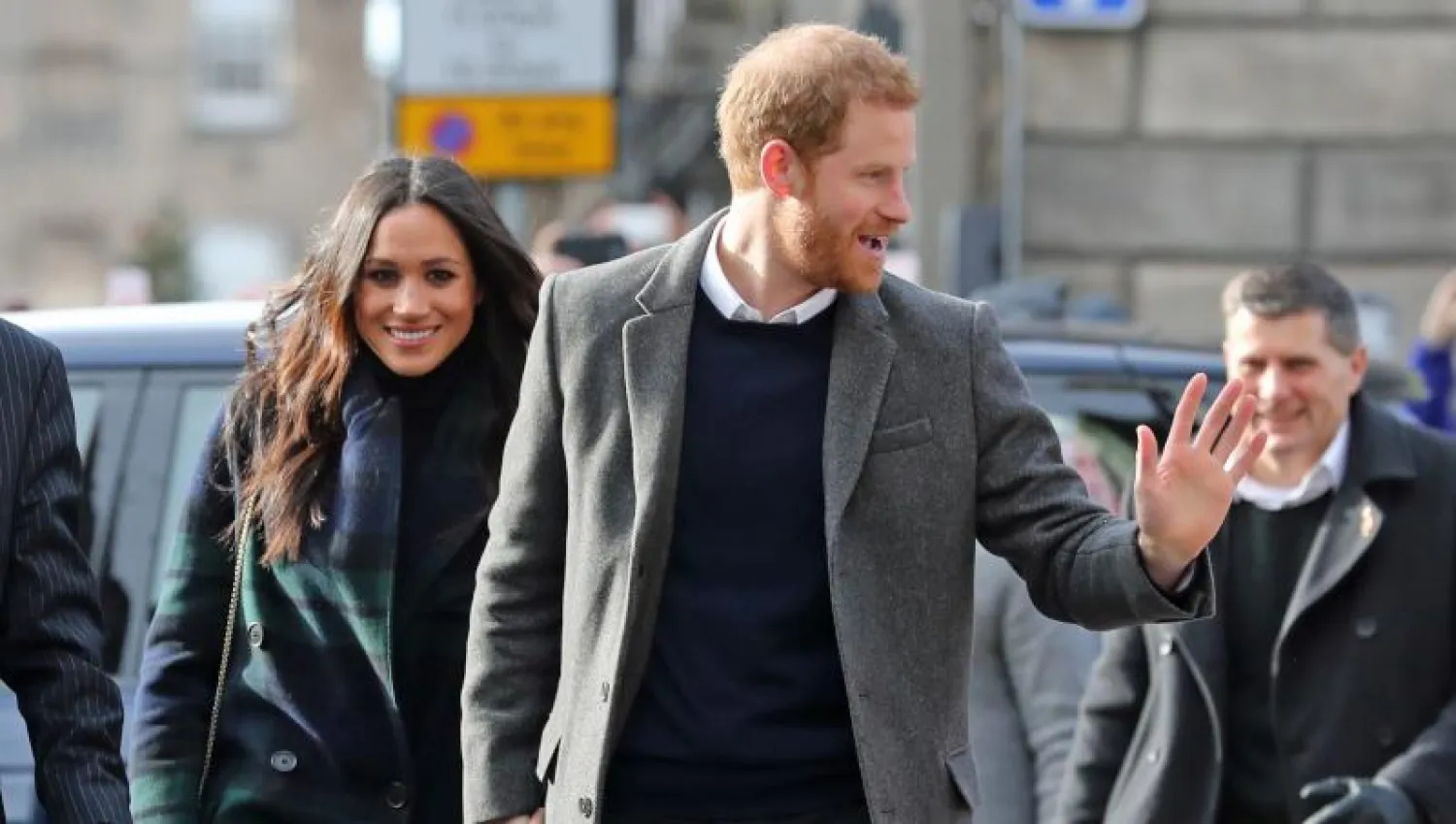 الأمير البريطاني هاري وخطيبته ميغان ماركل في أدنبره خلال زيارة رسمية مشتركة لاسكوتلندا (أ.ف.ب)