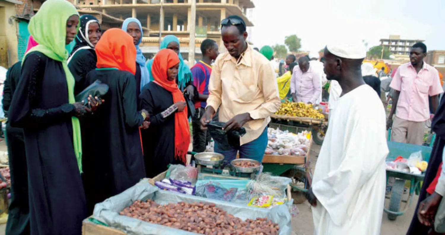 متسوقون سودانيون في سوق بالفاشر شمال دارفور (غيتي)