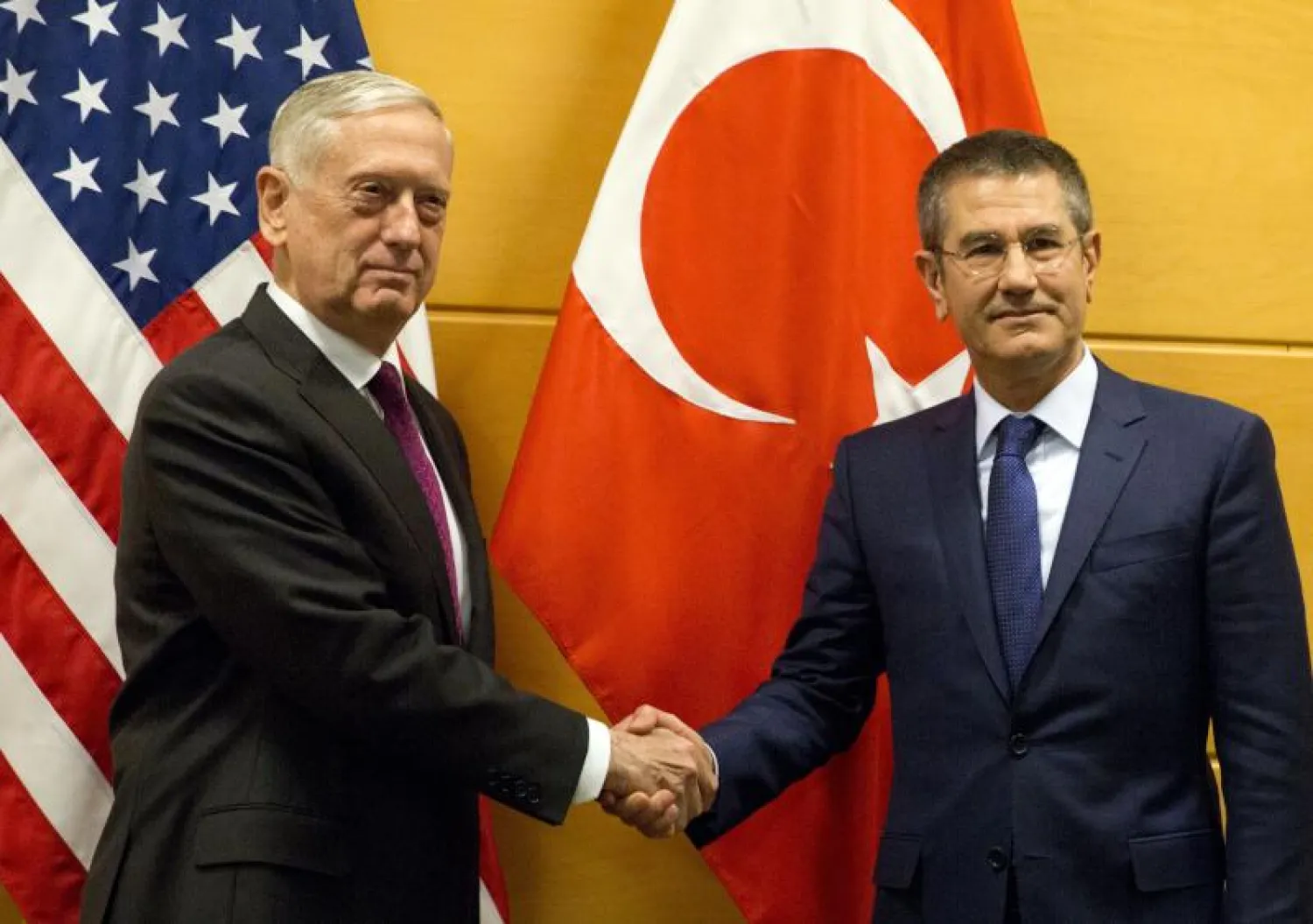 (وزير الدفاع الأميركي جيم ماتيس ونظيره التركي (إ.ب.أ)