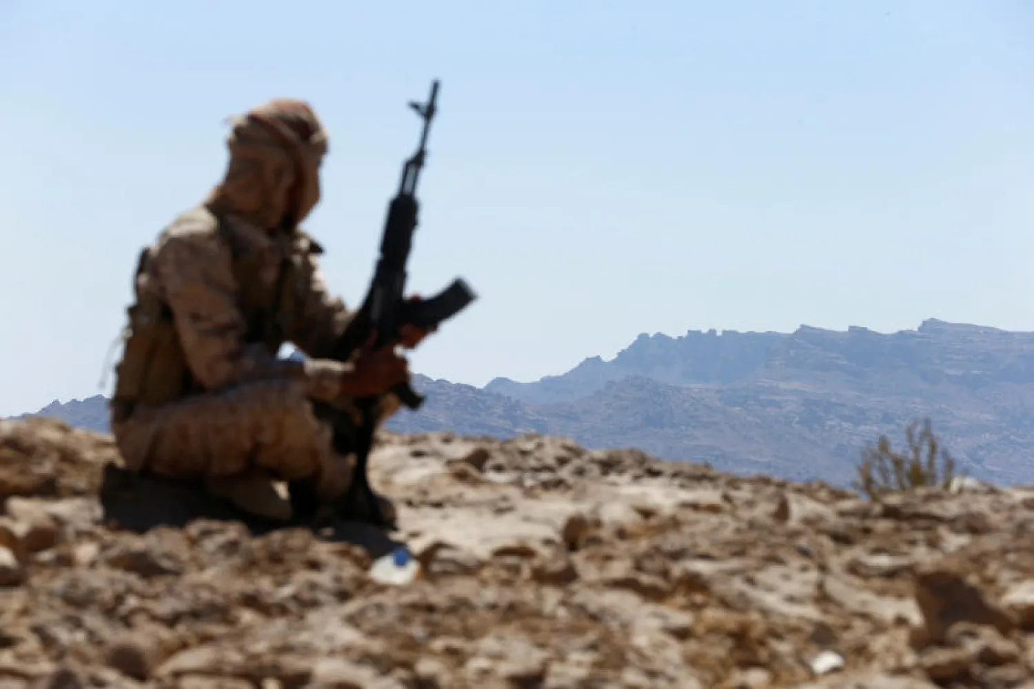 الجيش اليمني يزحف تجاه مدينة دمنة خدير الواقعة على الطريق الرئيس الرابط بين محافظتي تعز وعدن (رويترز)
الجيش اليمني يزحف تجاه مدينة دمنة خدير الواقعة على الطريق الرئيس الرابط بين محافظتي تعز وعدن (رويترز)