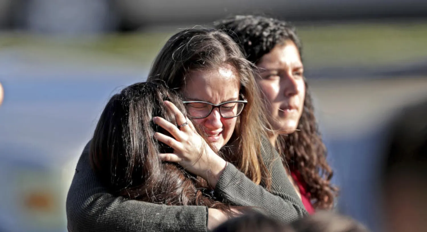 طلاب نجوا من إطلاق النار بمدرسة مارغوري ستونمان دوغلاس الثانوية في باركلاند (أ.ب)