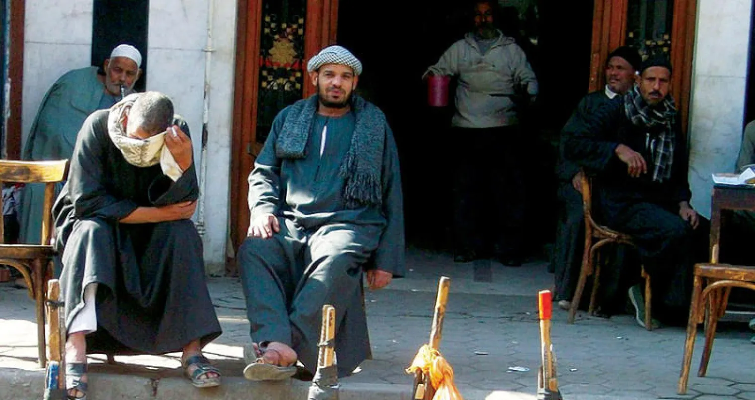 عمال اليومية ينتظرون رزقهم في مقهى حفظ ملامحهم («الشرق الأوسط»)