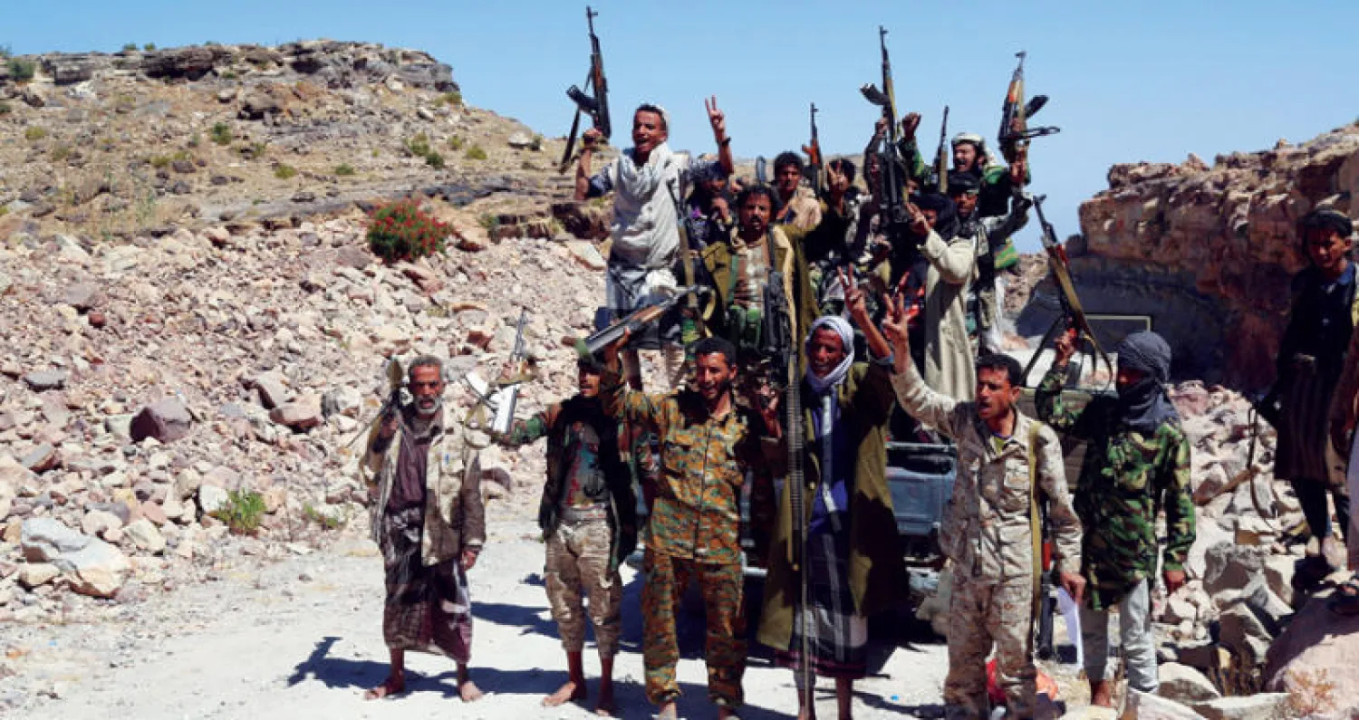 عناصر من الجيش اليمني بعد تصديهم للحوثيين على إحدى جبهات تعز (رويترز)