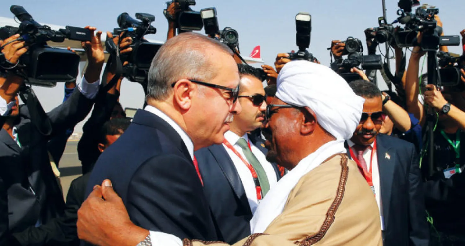 البشير مستقبلاً اردوغان في الخرطوم العام الماضي (أ.ب)