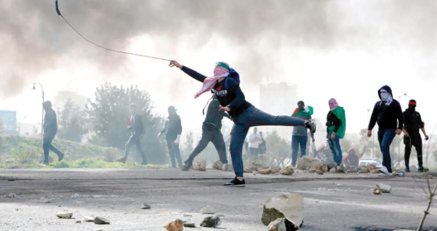 متظاهرون فلسطينيون خلال مواجهات مع قوات الاحتلال قرب مستوطنة بيت إيل في الضفة الغربية أمس (أ.ف.ب)