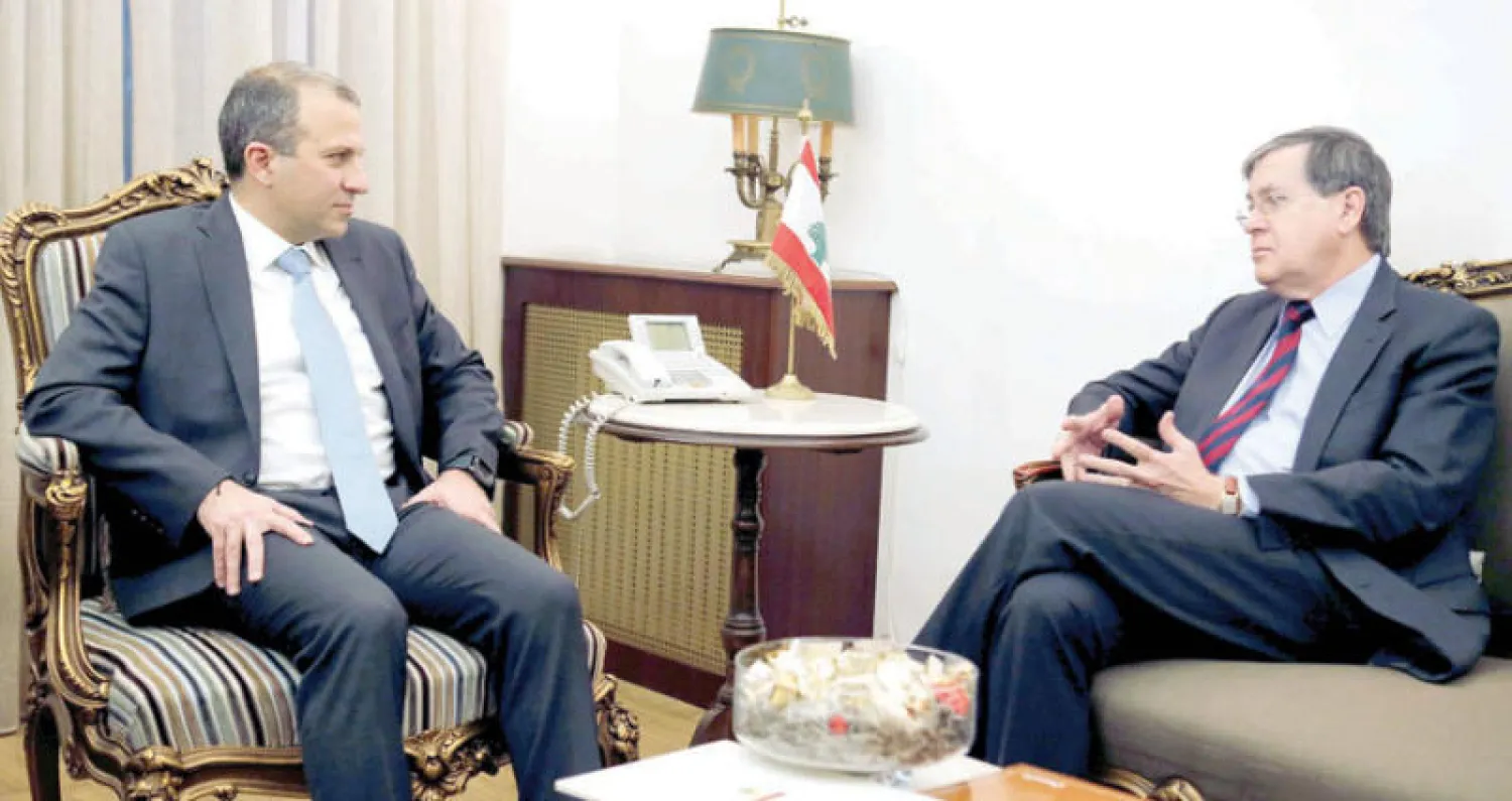 وزير الخارجية اللبناني لدى لقائه مساعد وزير الخارجية الأميركي بالوكالة (رويترز)