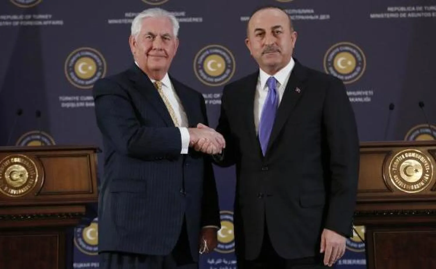 وزير الخارجية الأميركي ريكس تيلرسون يصافح نظيره التركي مولود تشاوش أوغلو بعد مؤتمر صحافي في أنقرة (إ.ب.أ)