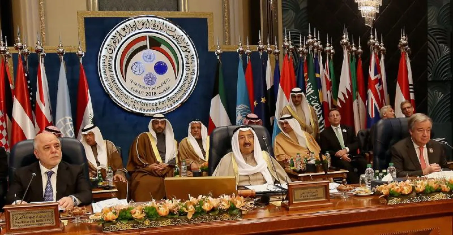 أمير الكويت يتوسط رئيس الوزراء العراقي والأمين العام للأمم المتحدة في مؤتمر إعادة الإعمار (أ.ف.ب)