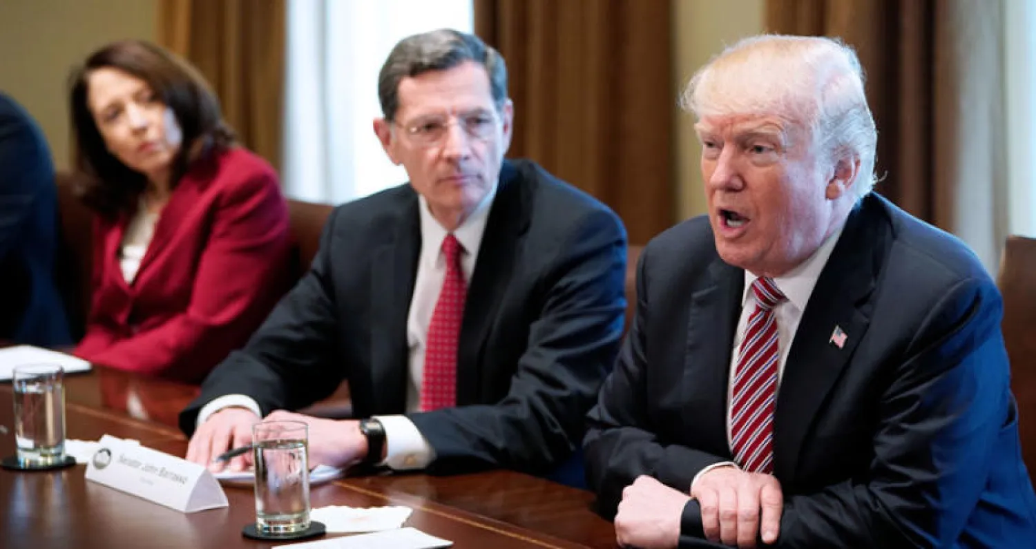 الرئيس ترمب خلال اجتماع في البيت الأبيض مع بعض أعضاء الكونغرس (أ.ف.ب)