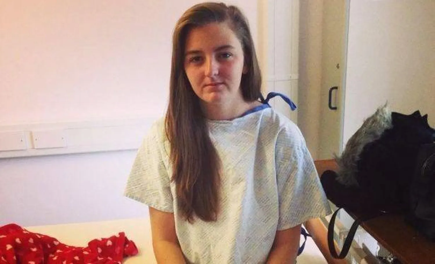 كيمبرلي ماكفارلان في المستشفى لتلقي العلاج (ديلي ميرور)