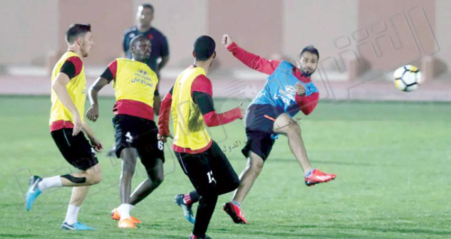 مدرب الاتفاق سعد الشهري شارك لاعبيه في المناورة أمس (تصوير: عيسى الدبيسي)