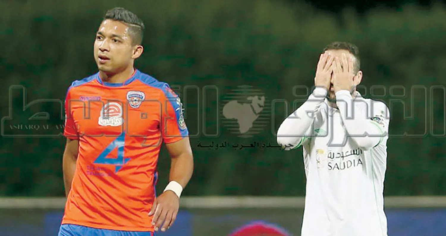 فيتفا لاعب الأهلي يتحسر بعد التعادل أمام الفيحاء أول من أمس (تصوير: عبدالعزيز النومان)