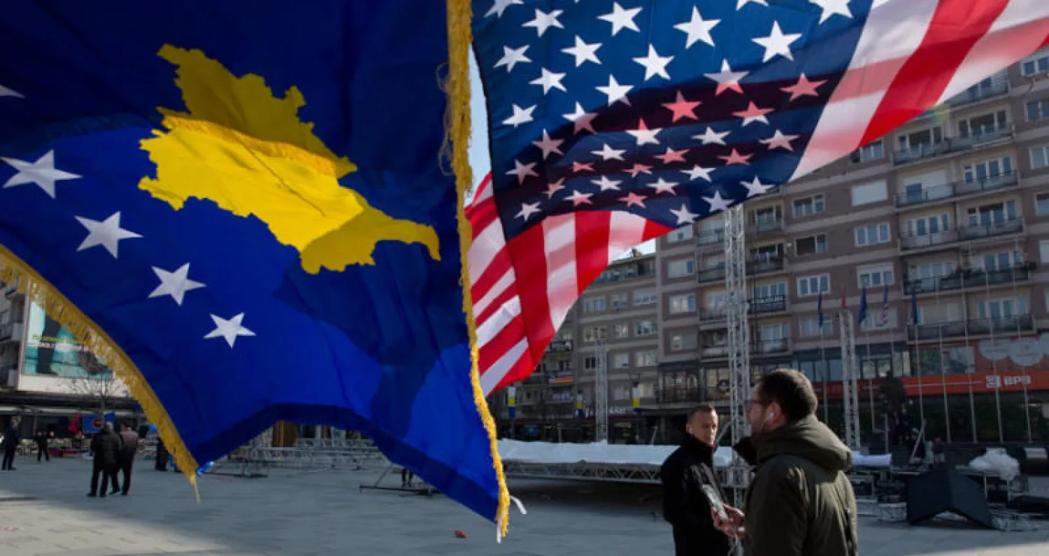 في ساحة رئيسية في بريشتينا أمس السبت رُفِعت أعلام كوسوفو مع الأعلام الأميركية في ذكرى الاستقلال (أ.ب)