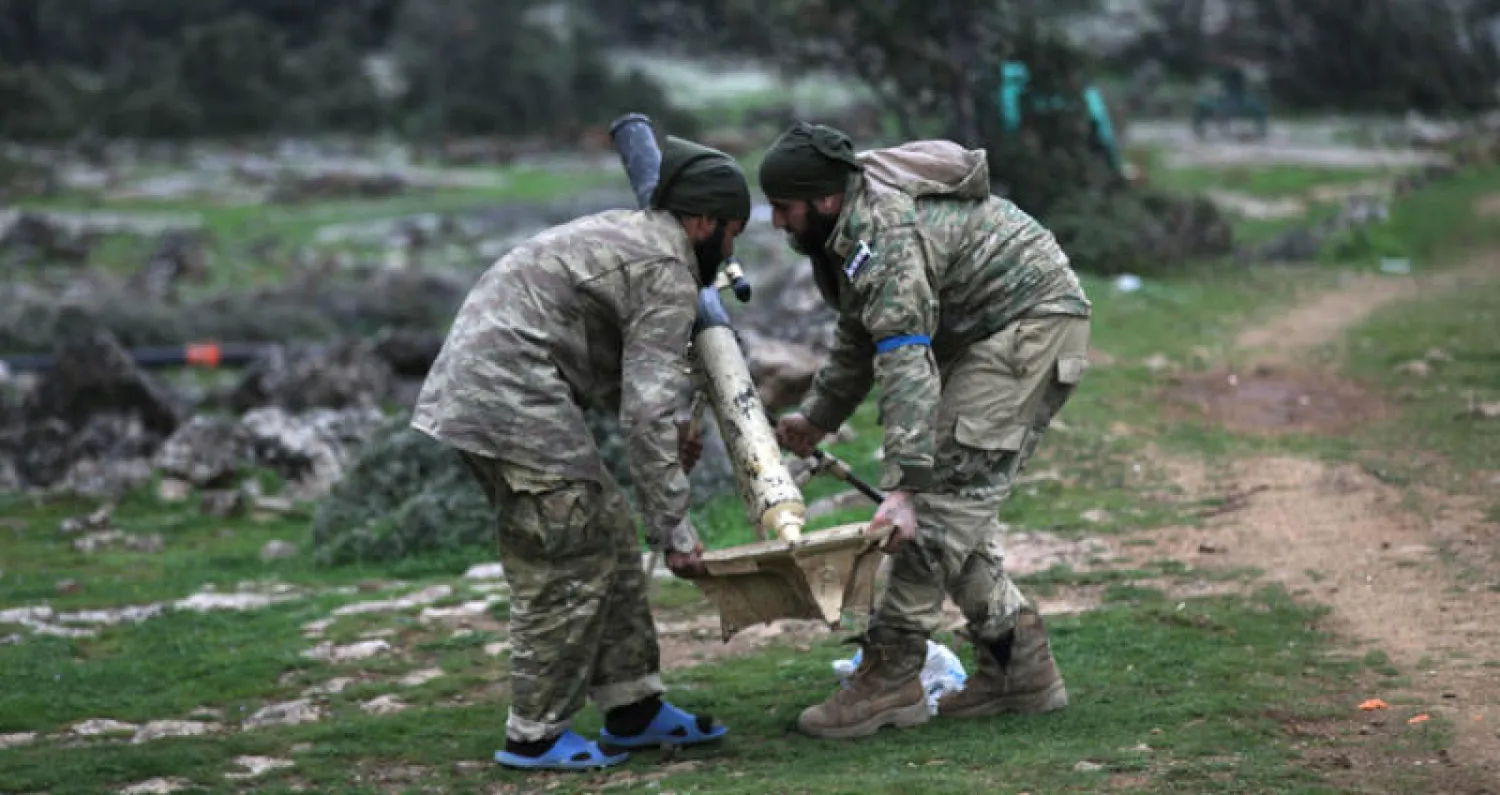 مقاتلان من المعارضة السورية شمال حلب امس (رويترز)
