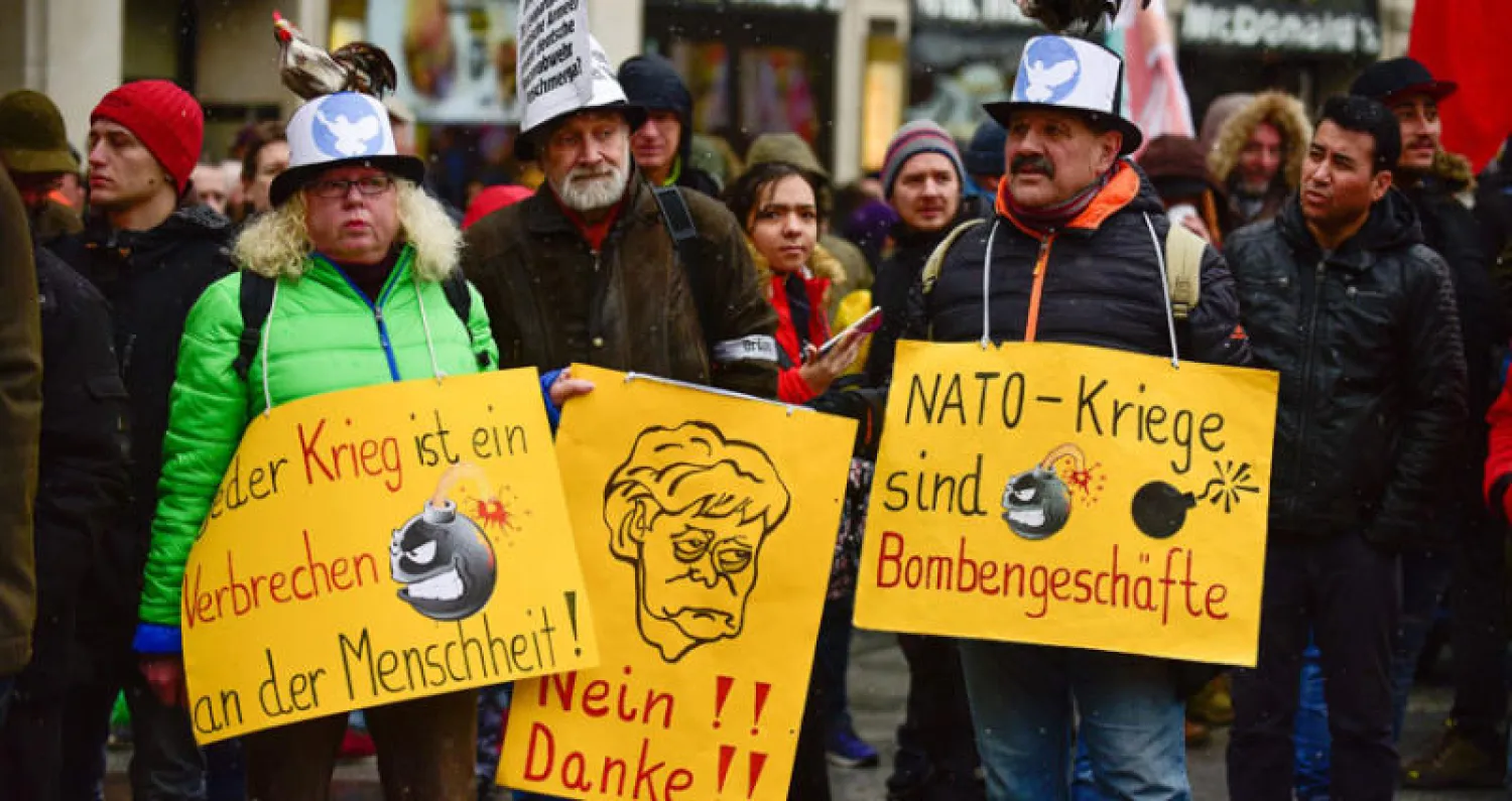 متظاهرون ضد قمة الأمن في ميونيخ أمس (أ.ف.ب)