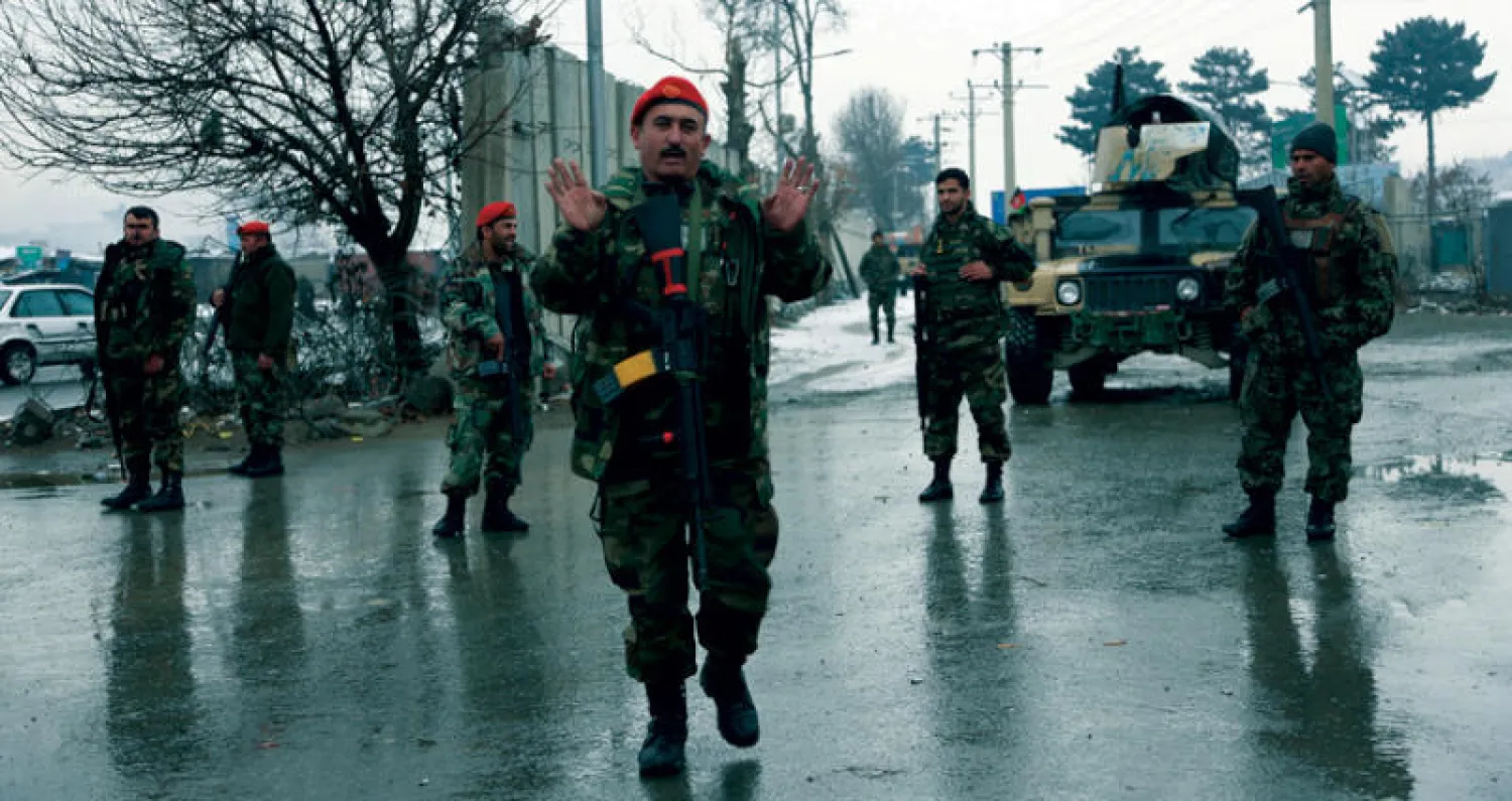 قوات أفغانية أمام أكاديمية مارشال فهيم العسكرية التي تعرضت لهجوم إرهابي نهاية الشهر الماضي (أ.ب)