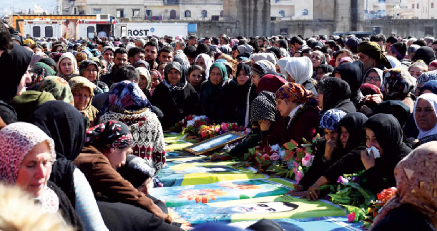 جانب من مراسم تشييع عدد من مقاتلي {وحدات حماية الشعب} الكردية في عفرين أمس (أ.ف.ب)