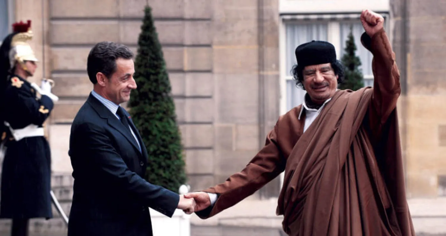 ساركوزي مستقبلاً القذافي في باريس نهاية 2007 (أ.ف.ب)