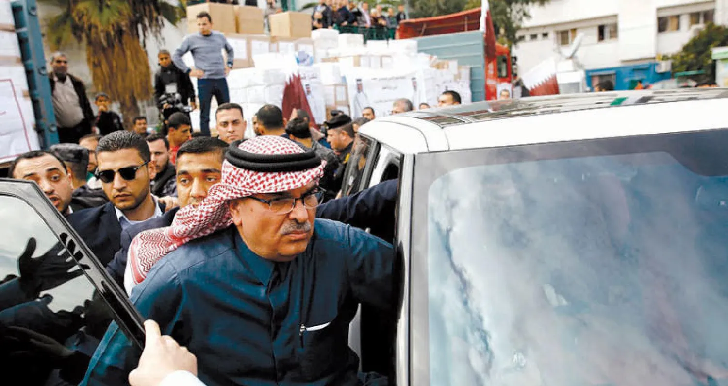 غزيون يهاجمون سفير قطر... و«مساعداتها»