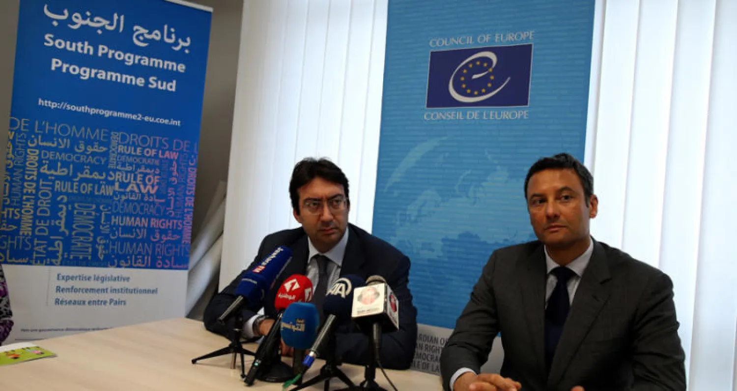 مدير جماعة «غريكو» لمكافحة الفساد جيانلوكا ايسبوسيتو (يسار) ومنسق مجلس أوروبا في تونس ويليام ماسولين يتحدثان في العاصمة التونسية أمس عن إضافة تونس هذا الشهر إلى القائمة السوداء للمفوضية الأوروبية للدول المعرضة لغسل الأموال وتمويل الإرهاب (إ.ب.أ)