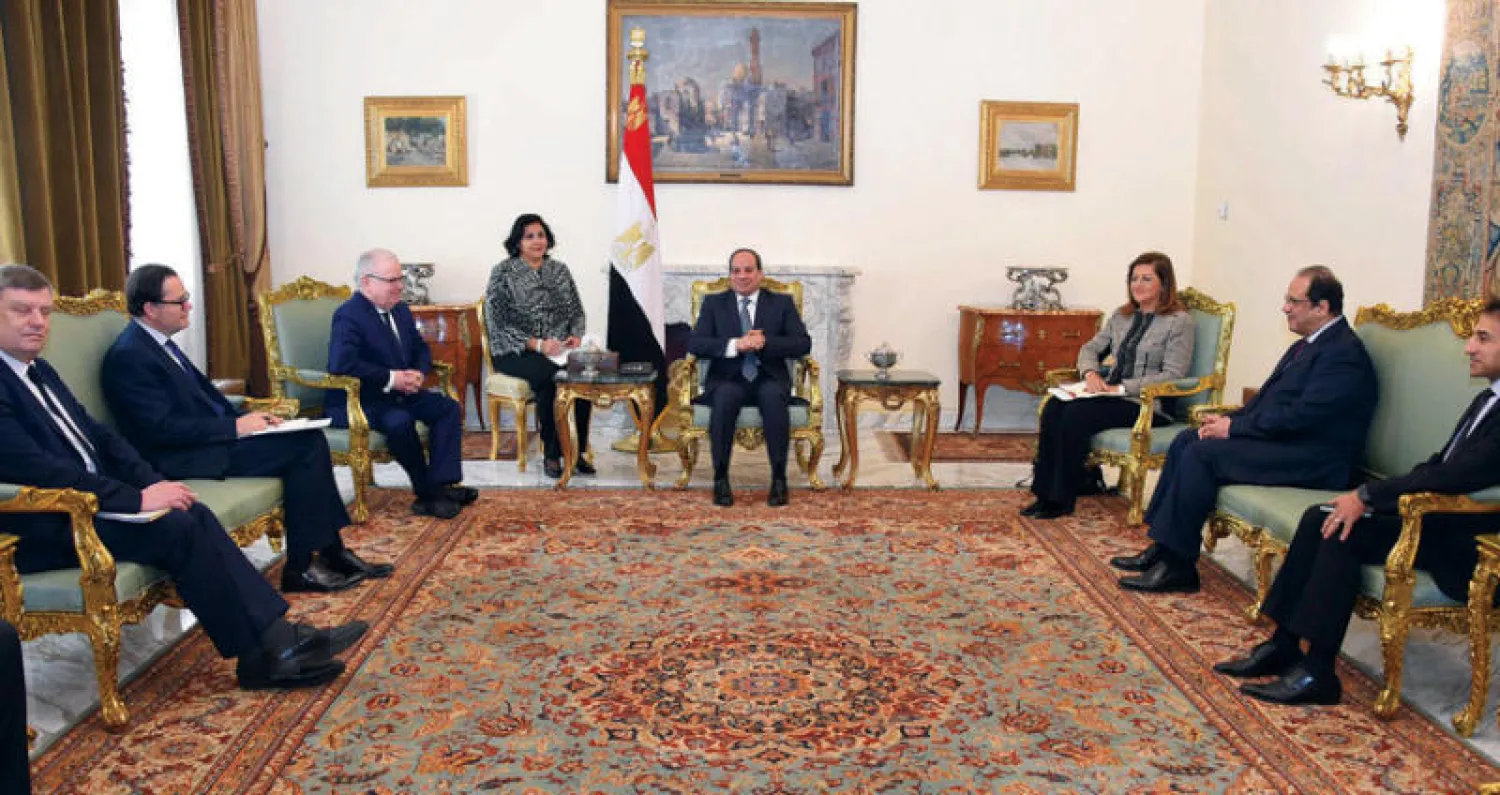 السيسي لدى استقباله رئيس المدرسة الوطنية الفرنسية للإدارة أمس («الشرق الأوسط»)