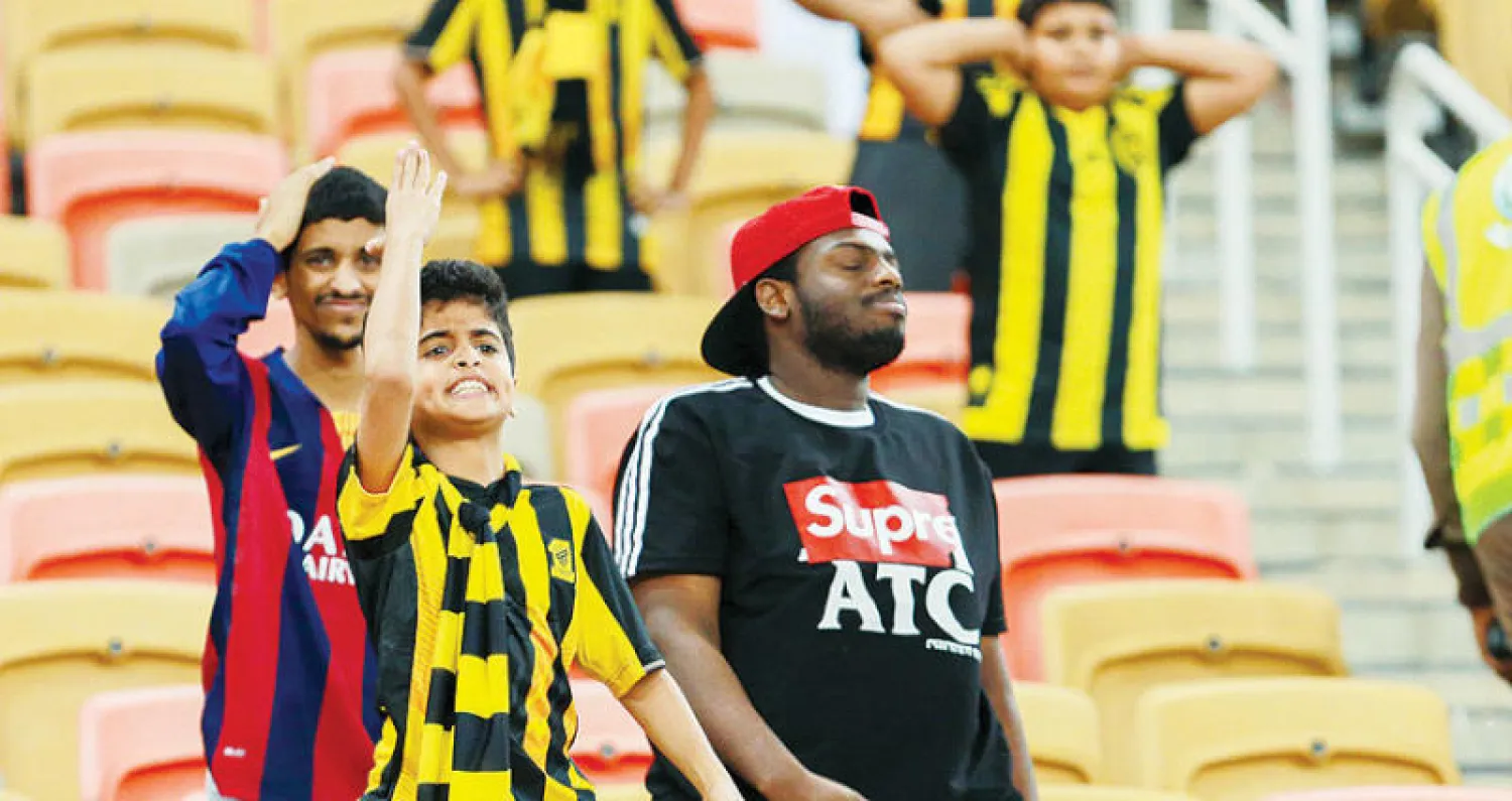 طفل اتحادي يتحسر على هجمات فريقه المهدرة أمام الفتح أول من أمس (تصوير: عدنان مهدلي)