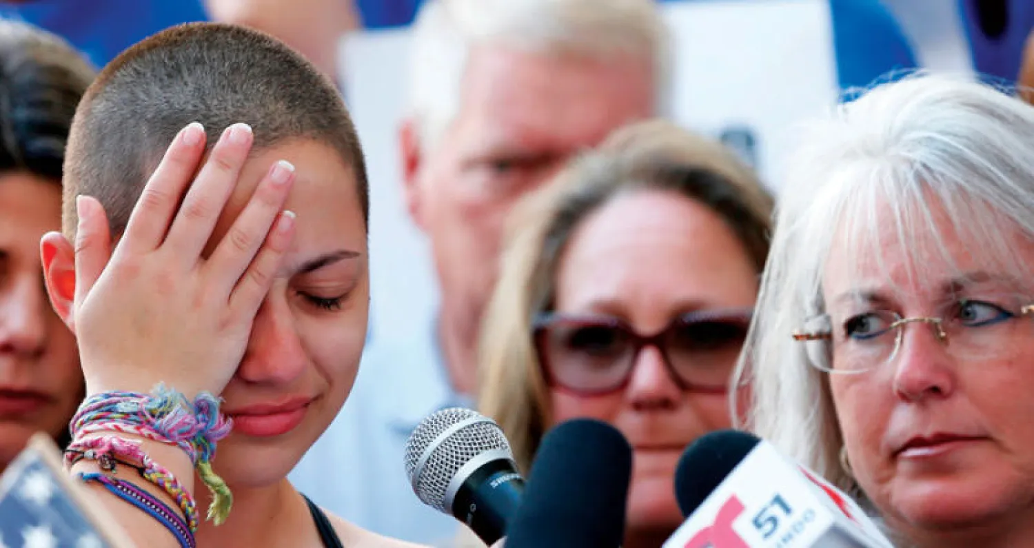 الطالبة الناجية من المجزرة إيما غونزاليس تتحدث خلال تجمع مناهض لحيازة الأسلحة في فورت لودراديل بفلوريدا أول من أمس (أ.ف.ب)