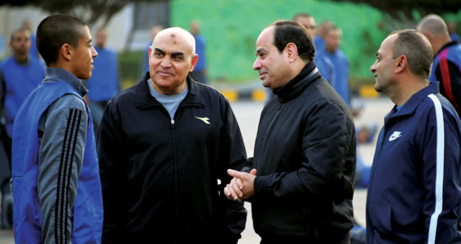 السيسي ووزير الدفاع خلال لقائهما طلبة الكلية الحربية أمس (الرئاسة المصرية)