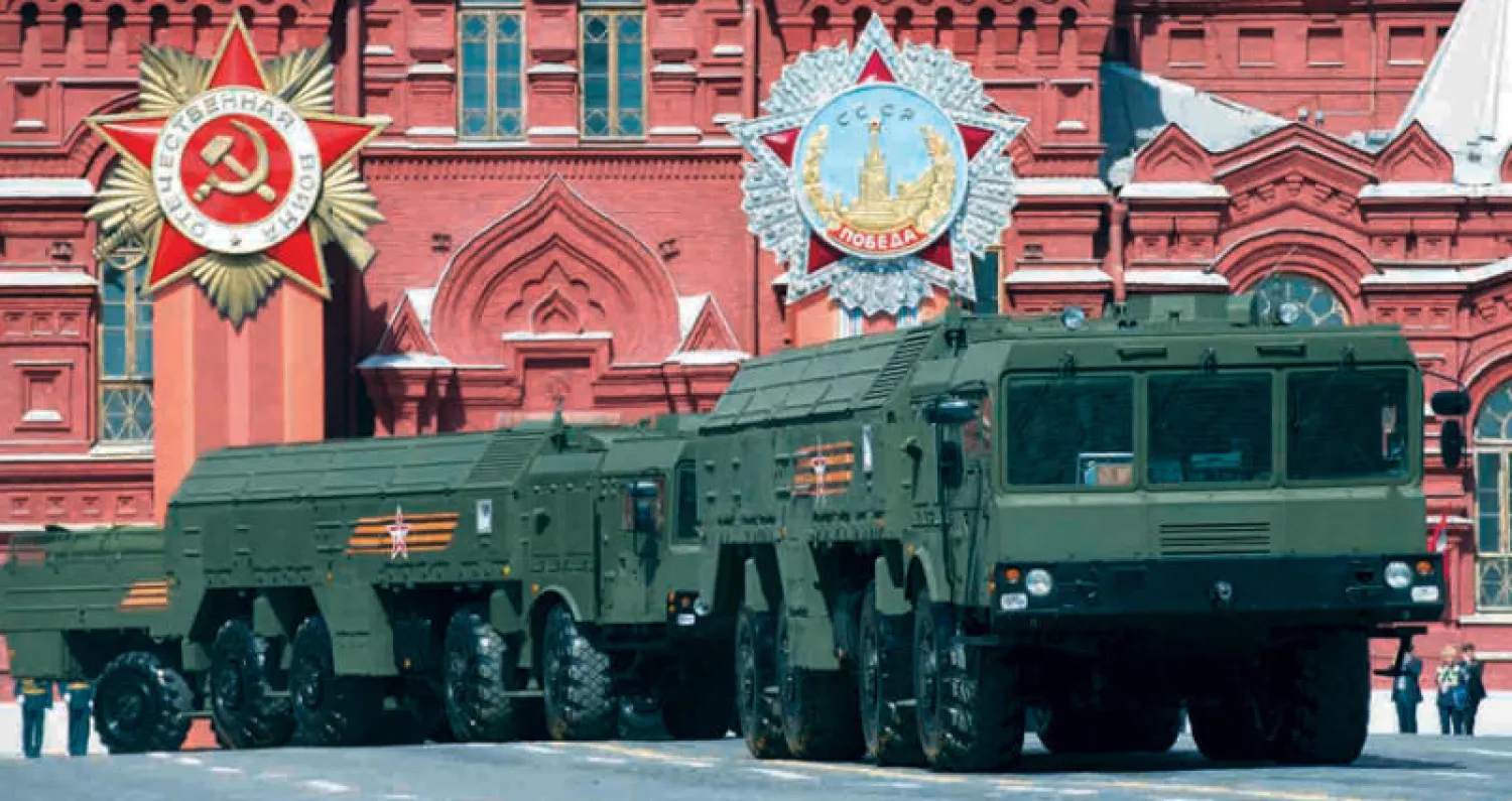 صورة أرشيفية لـ«صواريخ إسكندر» التي عرضت في الساحة الحمراء بمناسبة ذكرى هزيمة النازيينوقال رئيس ليتوانيا إن موسكو نصبت بشكل دائم صواريخ بقدرات نووية في منطقة كلينينغراد في بحر االبلطيق (أ.ب)