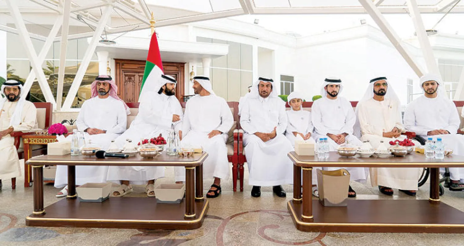 الشيخ محمد بن راشد والشيخ محمد بن زايد خلال استقبال الشيخ سلطان بن سحيم في أبوظبي أمس («وام»)